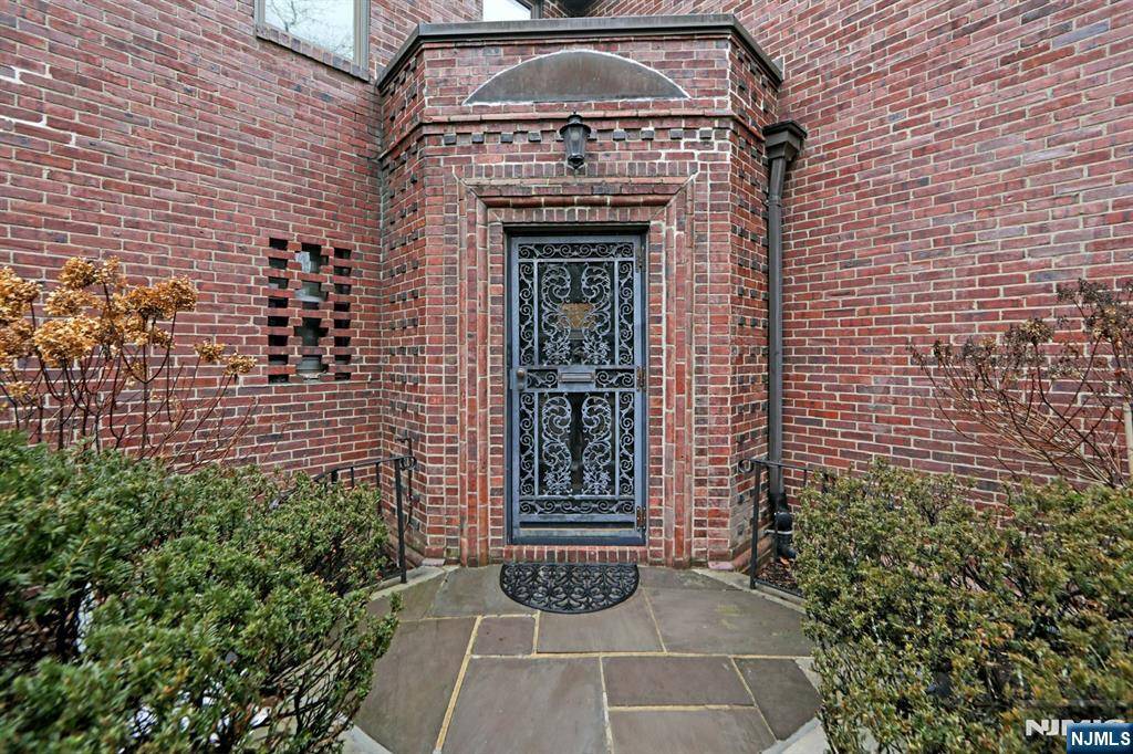 Englewood, NJ 07631,370 Hillcrest RD