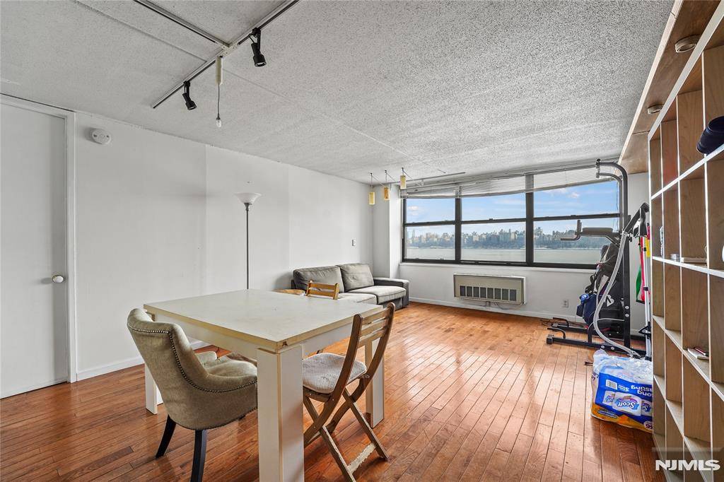 Guttenberg, NJ 07093,7002 Boulevard East #8P