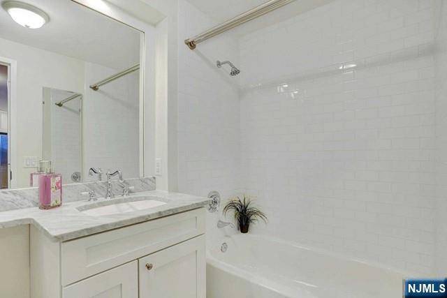Edgewater, NJ 07020,100 Alexander WAY #734