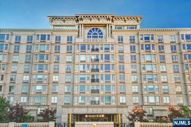 Edgewater, NJ 07020,100 Alexander WAY #933
