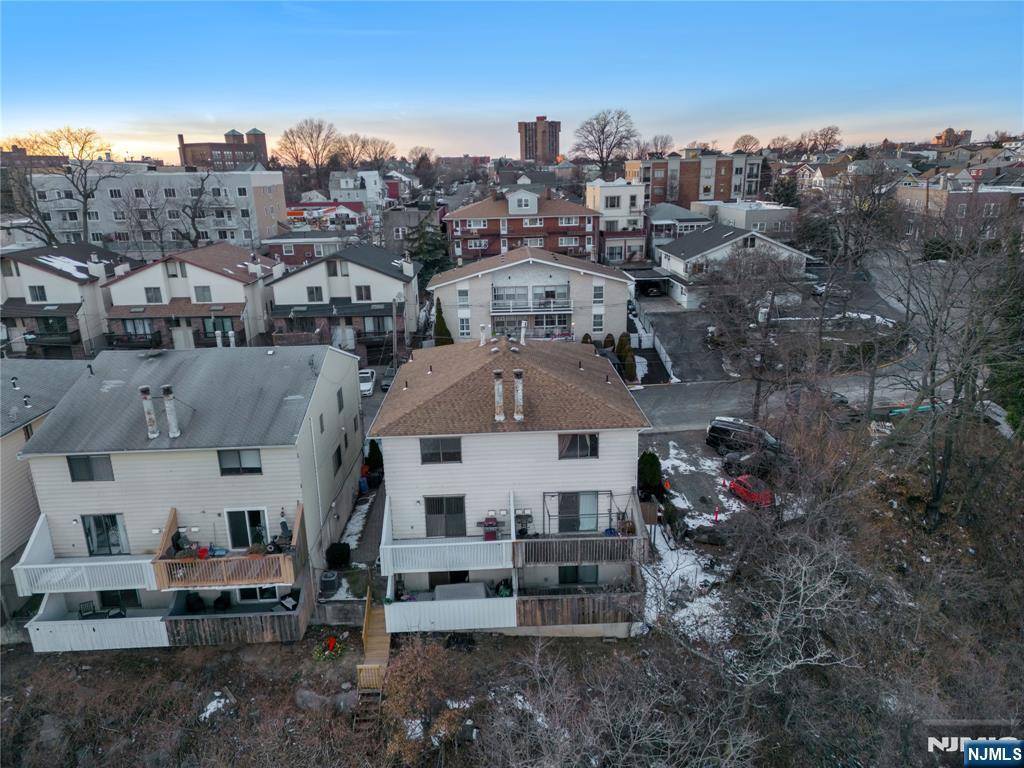 Cliffside Park, NJ 07010,26 Manhattan PL