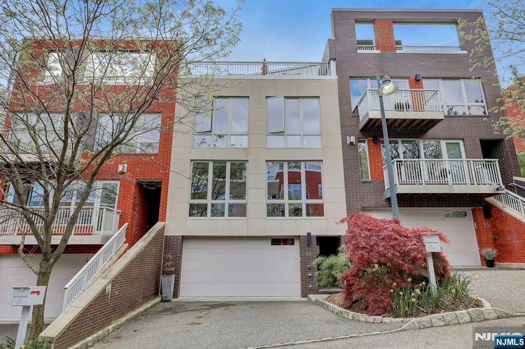 Edgewater, NJ 07020,24 Vela WAY