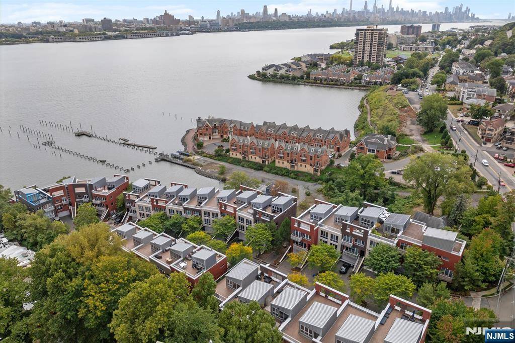 Edgewater, NJ 07020,24 Vela WAY