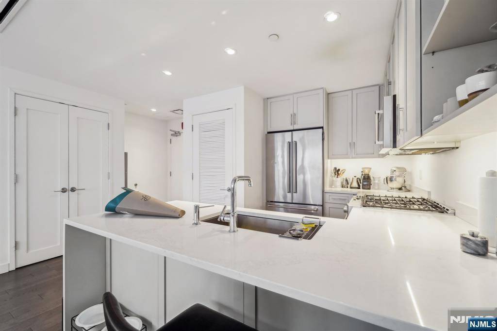 Weehawken, NJ 07086,800 Ave At Port Imperial #308