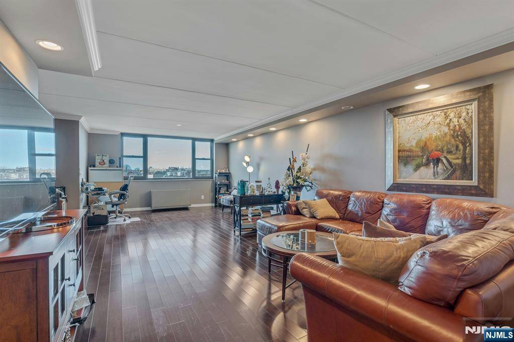 Cliffside Park, NJ 07010,250 Gorge #11D