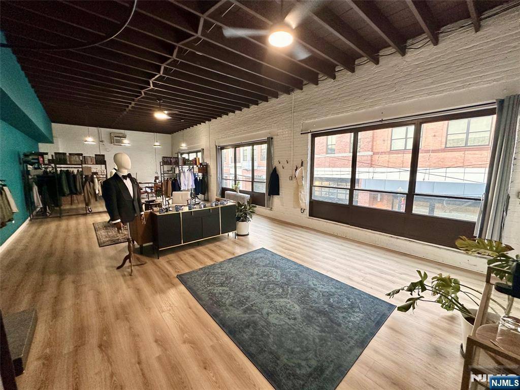 Montclair, NJ 07042,348-360-360 Bloomfield AVE #Loft 1