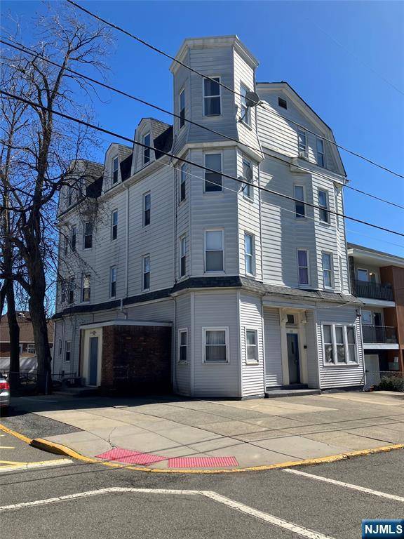 Cliffside Park, NJ 07010,152 Oakwood AVE