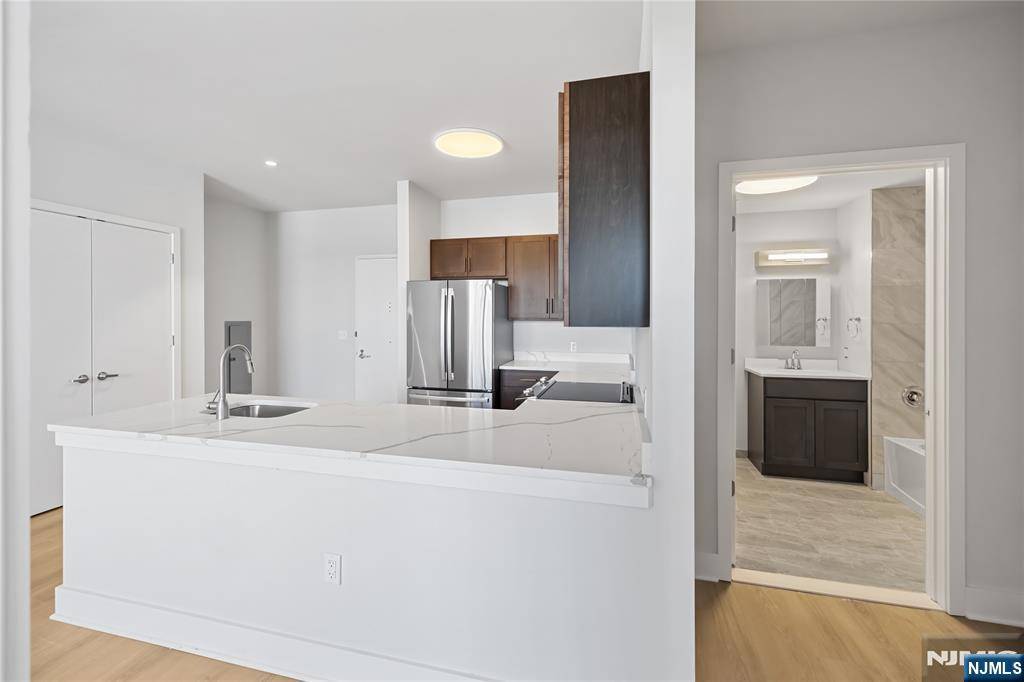 Clifton, NJ 07011,1 Center ST #201
