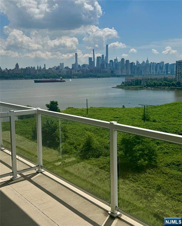 Edgewater, NJ 07020,3 Somerset LN #602
