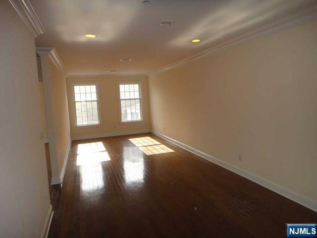 Cliffside Park, NJ 07010,180 Edgewater RD #1A