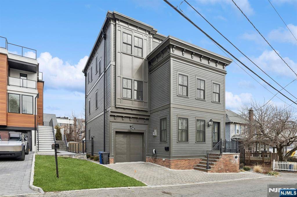Edgewater, NJ 07020,11 Lasher LN