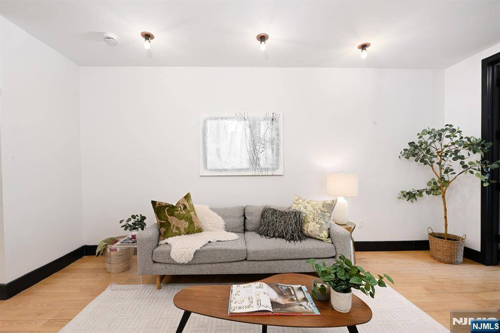 Jersey City, NJ 07307,37 Thorne ST #1R