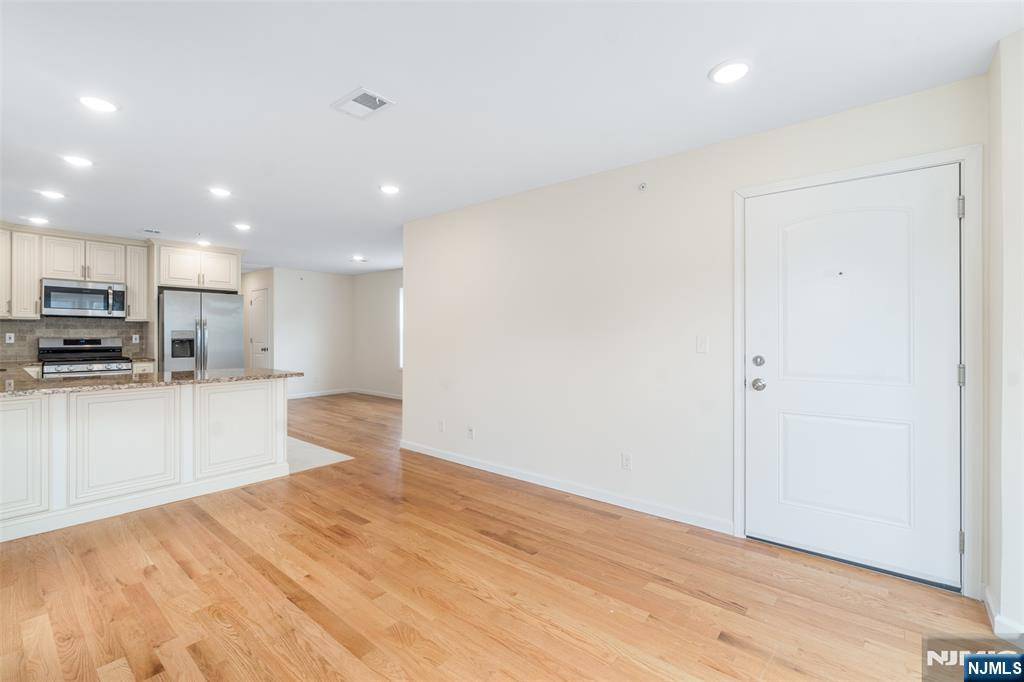 Newark, NJ 07106,65 Alexander ST #1