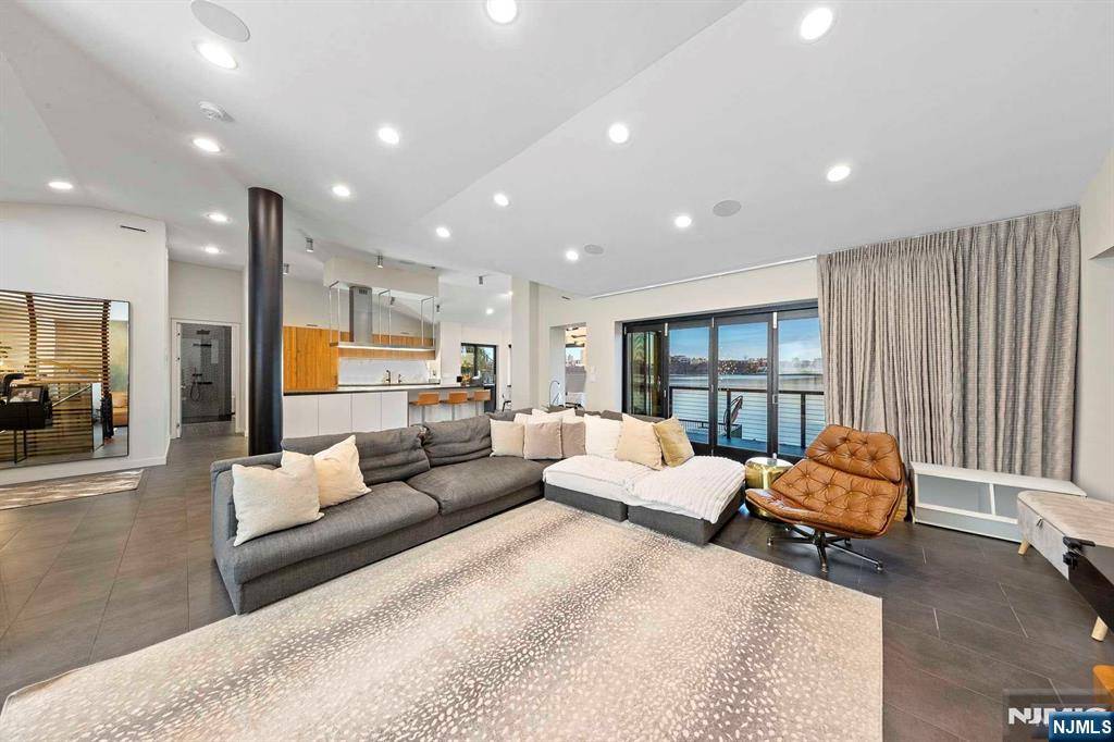Edgewater, NJ 07020,11 Palisade PLZ