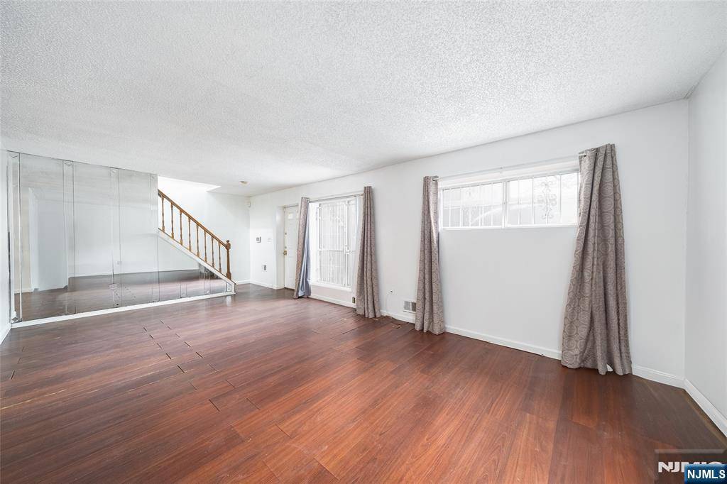 Newark, NJ 07103,54 South Orange AVE