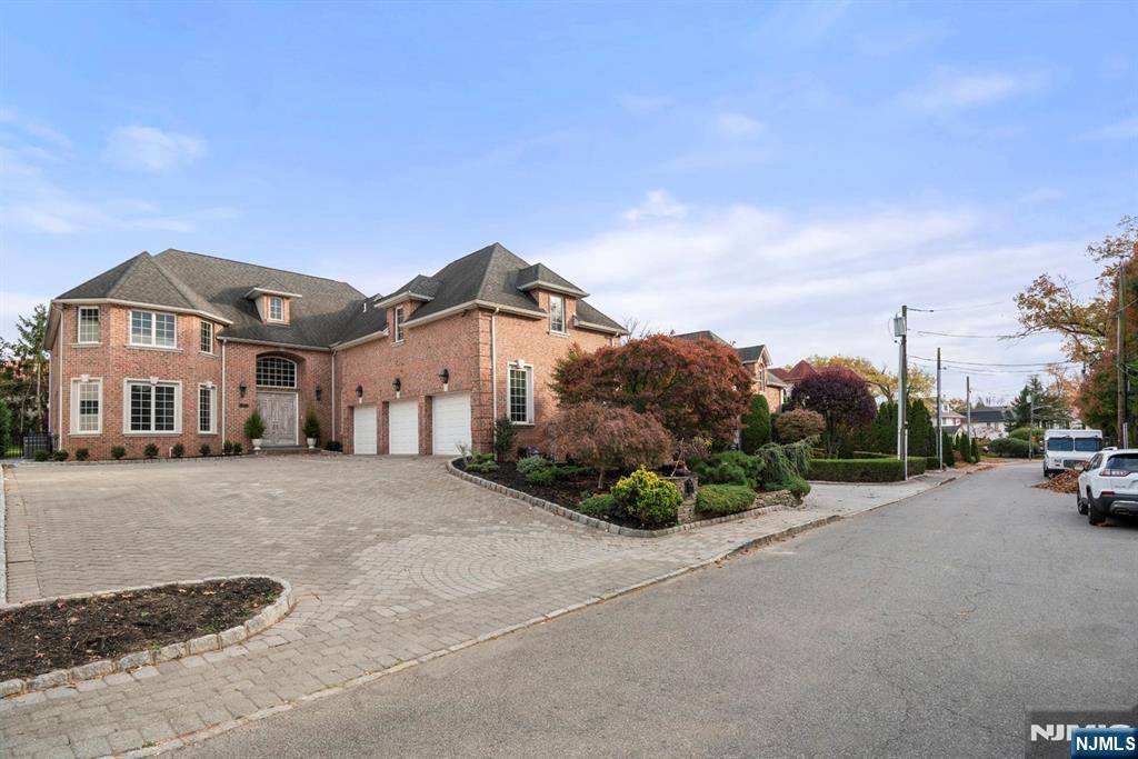 Fort Lee, NJ 07024,1086 Arcadian WAY