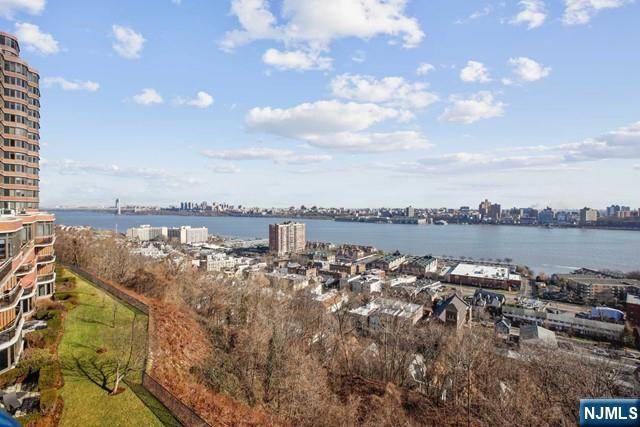 Cliffside Park, NJ 07010,100 Carlyle DR #5LS