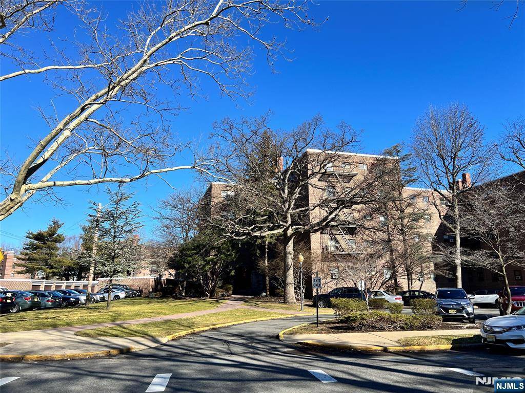 Fort Lee, NJ 07024,411 Park PL #2E