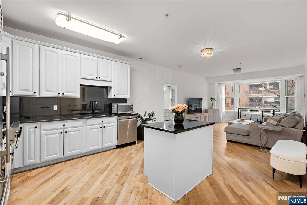 West New York, NJ 07093,20 Ave At Port Imperial #208