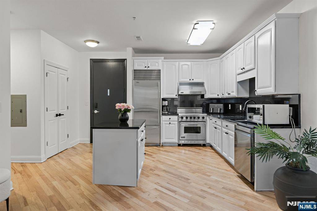 West New York, NJ 07093,20 Ave At Port Imperial #208