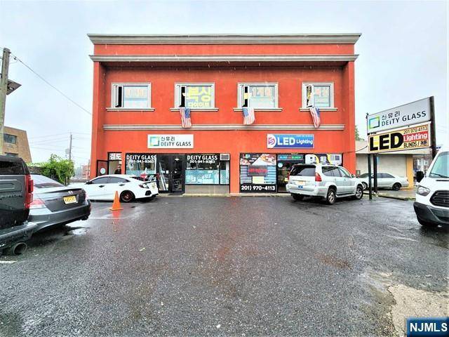 Palisades Park, NJ 07650,125 E Columbia AVE