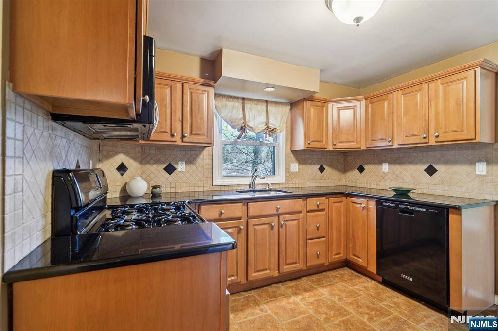 Waldwick, NJ 07463,15 Ridge ST