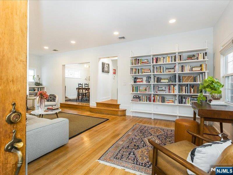 Glen Ridge, NJ 07028,20 Lorraine ST