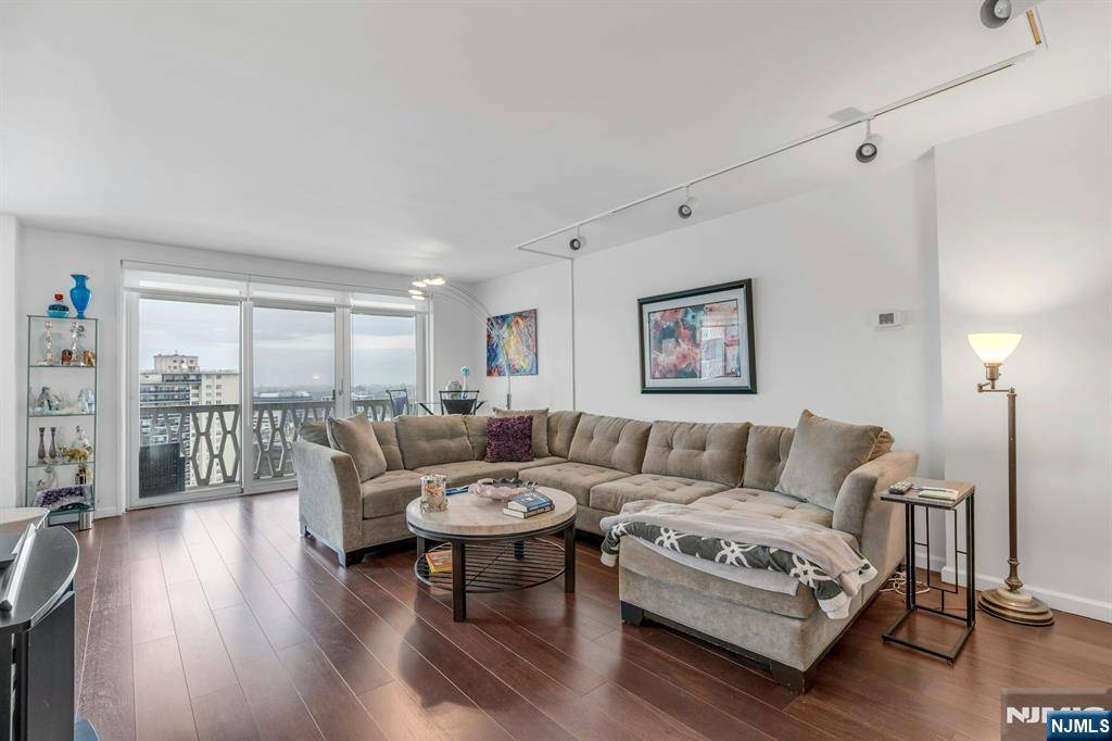 Fort Lee, NJ 07024,2000 Linwood AVE #22U