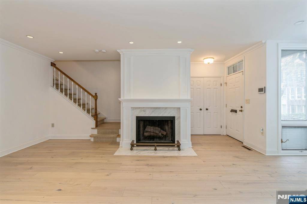 Fort Lee, NJ 07024,134 Kensington DR #134