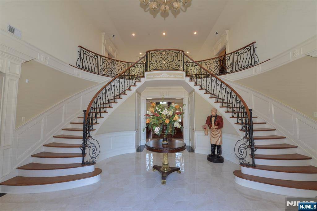 Saddle River, NJ 07458,146 E Allendale RD