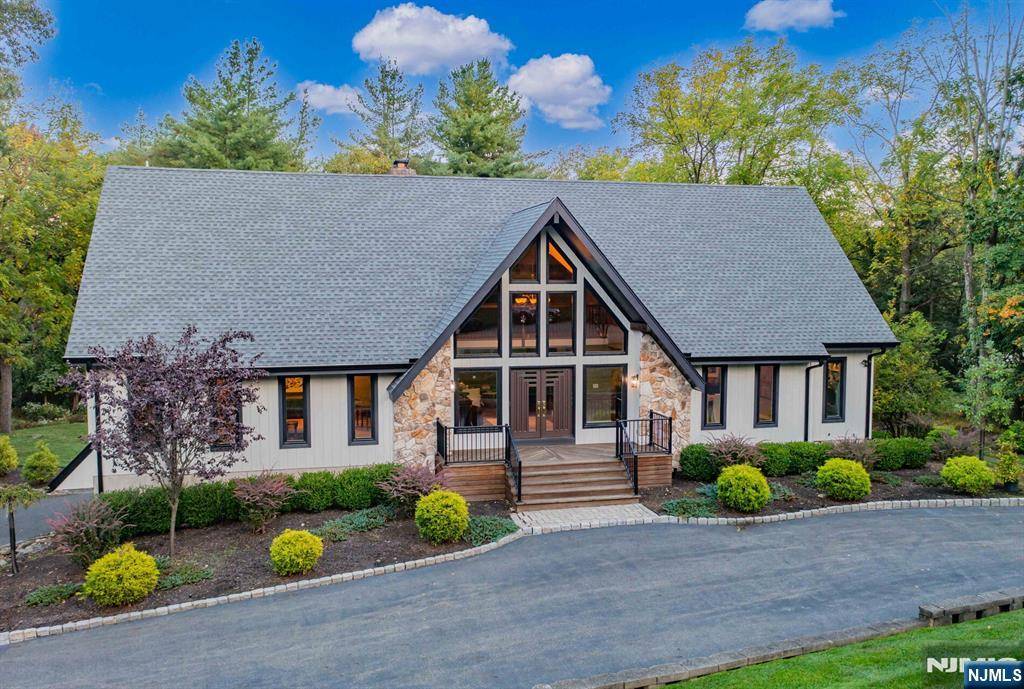 Upper Saddle River, NJ 07458,21 Hillcrest DR