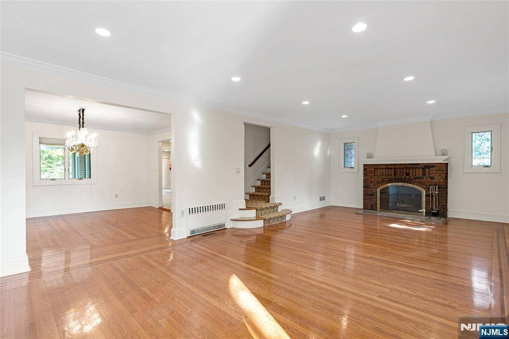 Teaneck, NJ 07666,205 Vandelinda AVE