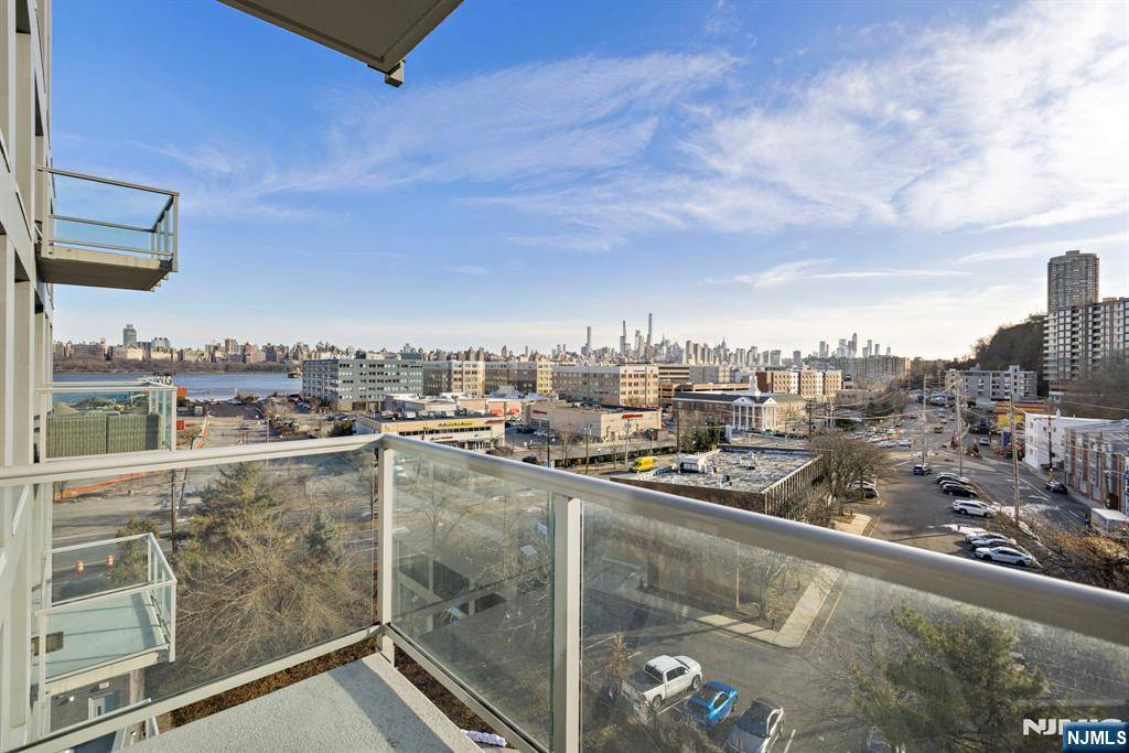 Edgewater, NJ 07020,143 Old River RD #606