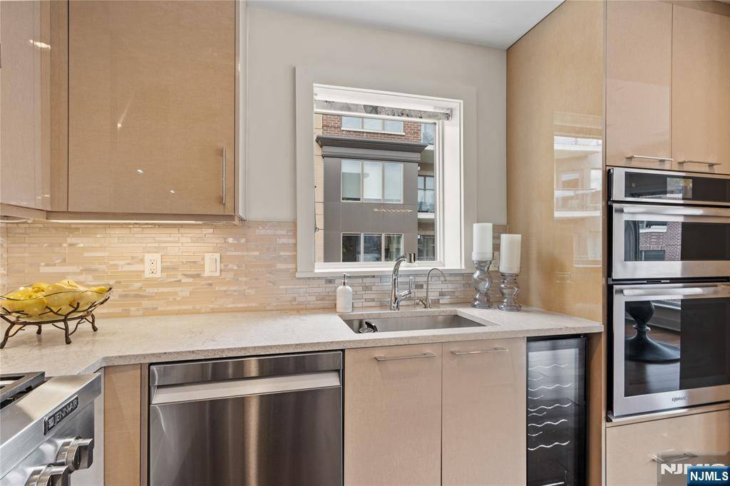 Weehawken, NJ 07086,150 Henley PL #314