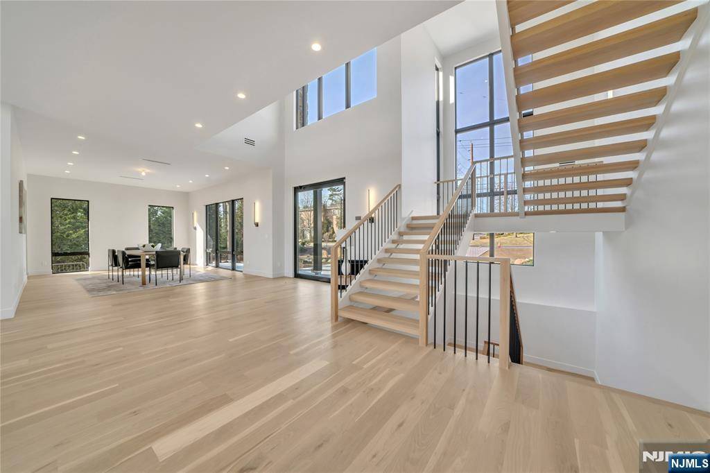 Englewood Cliffs, NJ 07632,575 Floyd ST