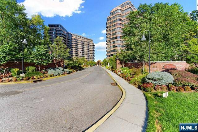 Cliffside Park, NJ 07010,100 Carlyle DR #VP3-S