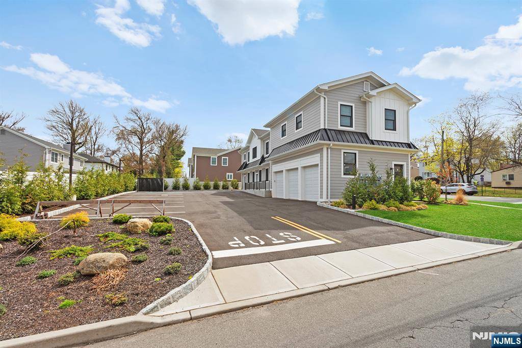 Cresskill, NJ 07626,478 Knickerbocker RD