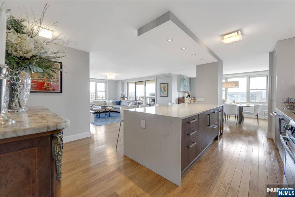 Fort Lee, NJ 07024,555 North AVE #17E