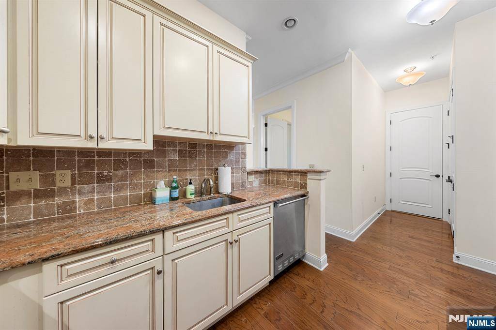 Tenafly, NJ 07670,2116 The PLZ #2116