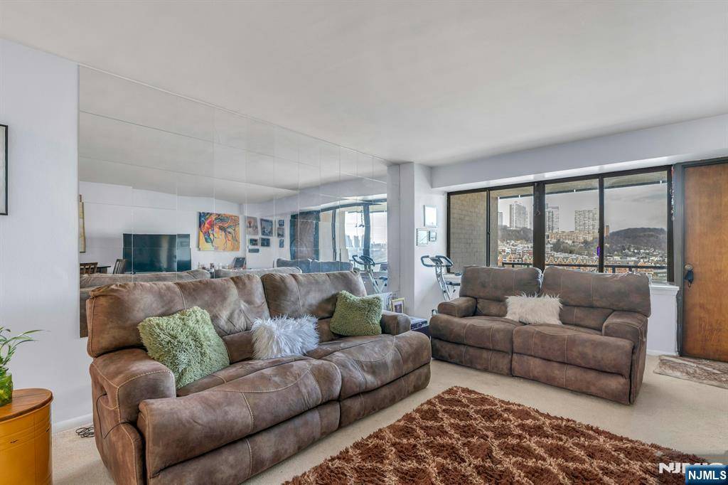 Edgewater, NJ 07020,1203 River RD #7D