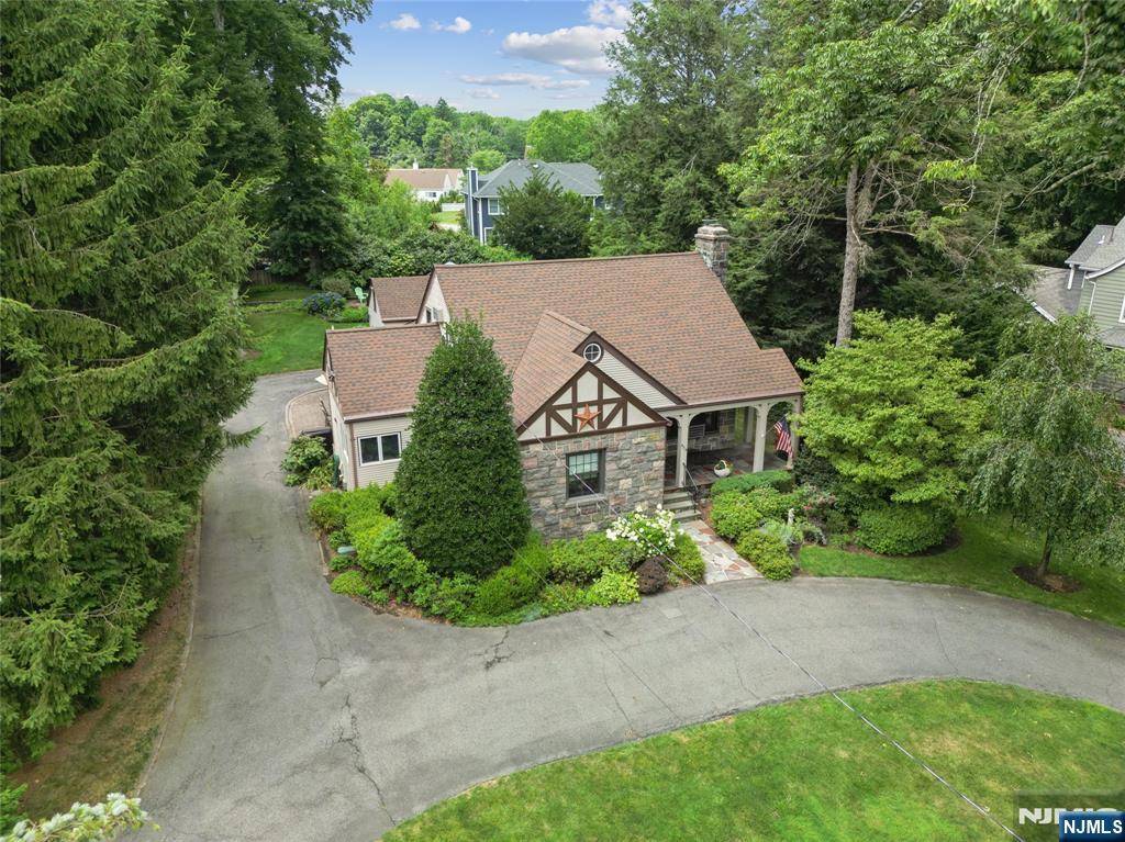 Allendale, NJ 07401,635 Franklin TPKE