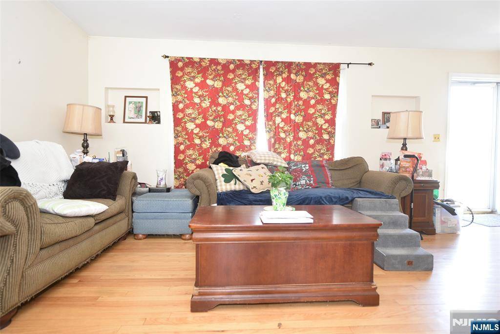 Waldwick, NJ 07463,130 Manhattan AVE