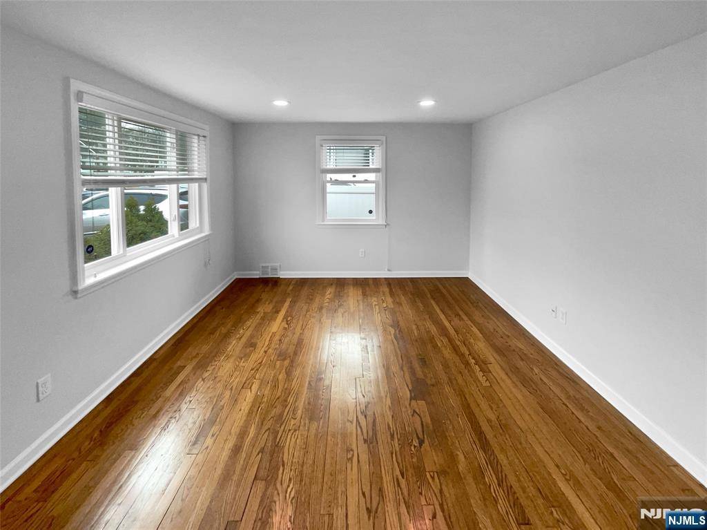 Bergenfield, NJ 07621,12 Dick ST