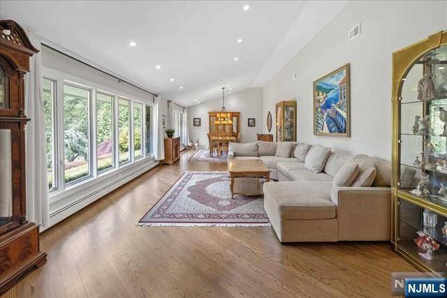 Upper Saddle River, NJ 07458,85 Oak DR