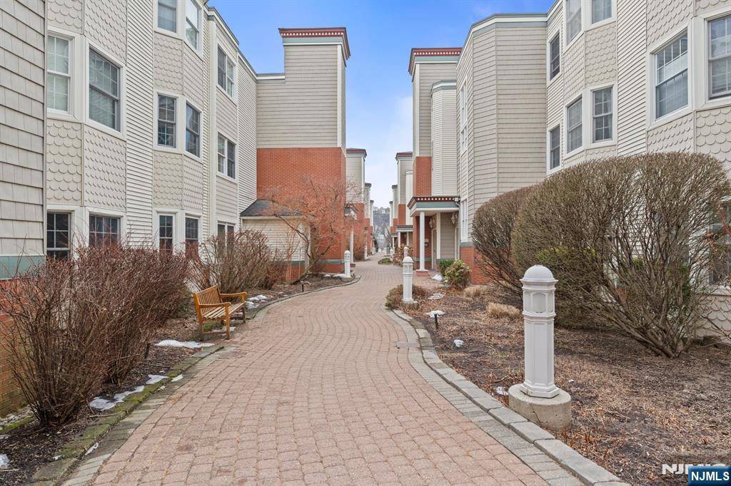 Edgewater, NJ 07020,344 The Promenade #344