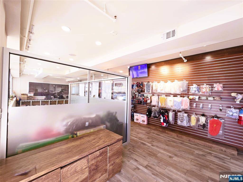 Palisades Park, NJ 07650,61 Grand AVE