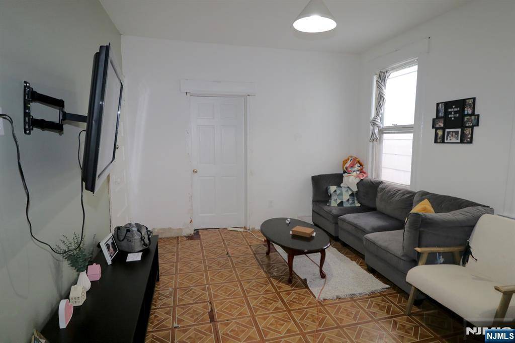 Newark, NJ 07105,392 Walnut ST