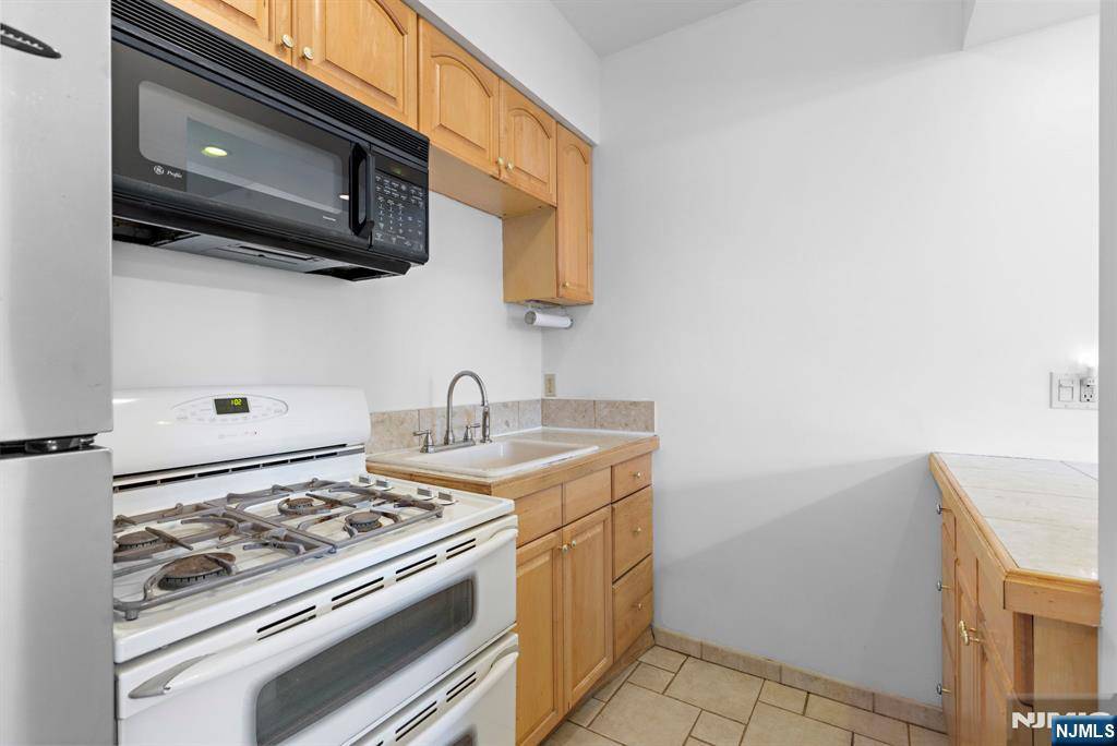 Lyndhurst, NJ 07071,665 Marin AVE #2