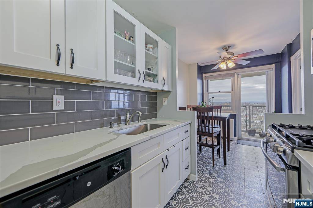 West New York, NJ 07093,6600 Boulevard East #20E