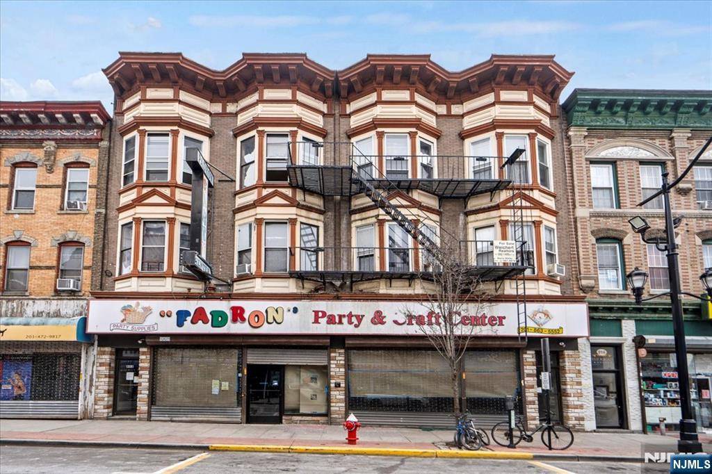 Union City, NJ 07087,900 Summit AVE